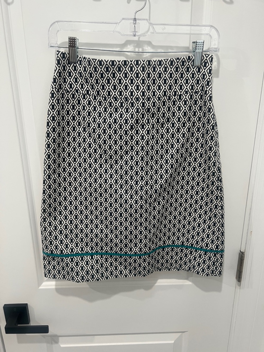 Ann Taylor Black & White Geometric Knee-Length‎ Skirt with Teal Trim Size 2